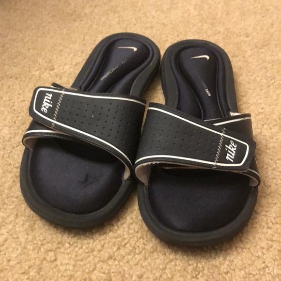 Nike Slides - Picture 2 of 3